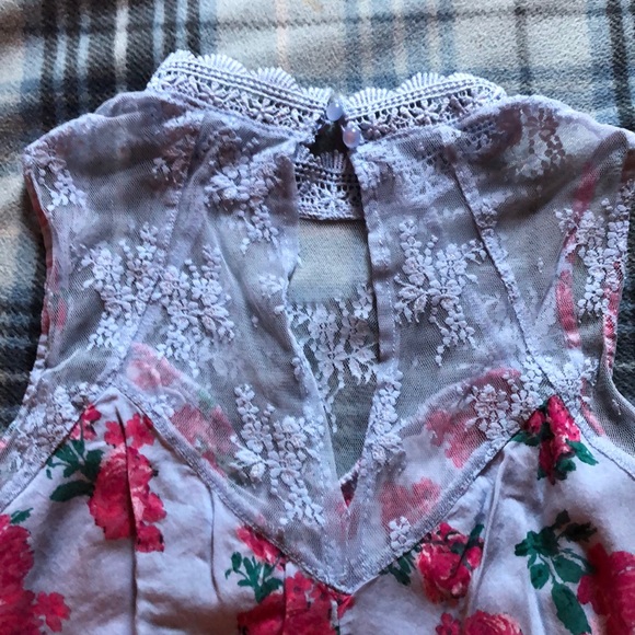 Floral tank. - Picture 2 of 3